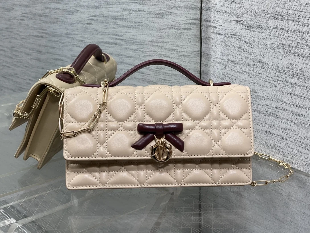 Dior Latest bowknot pearl chain clutch bag women s crossbody bag
