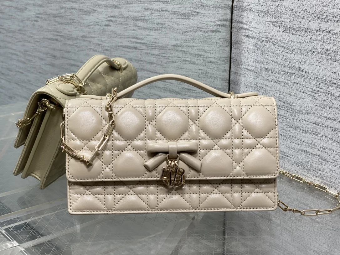Dior Latest bowknot pearl chain clutch bag women s crossbody bag Dior Latest bowknot pearl chain clutch bag women s crossbody bag