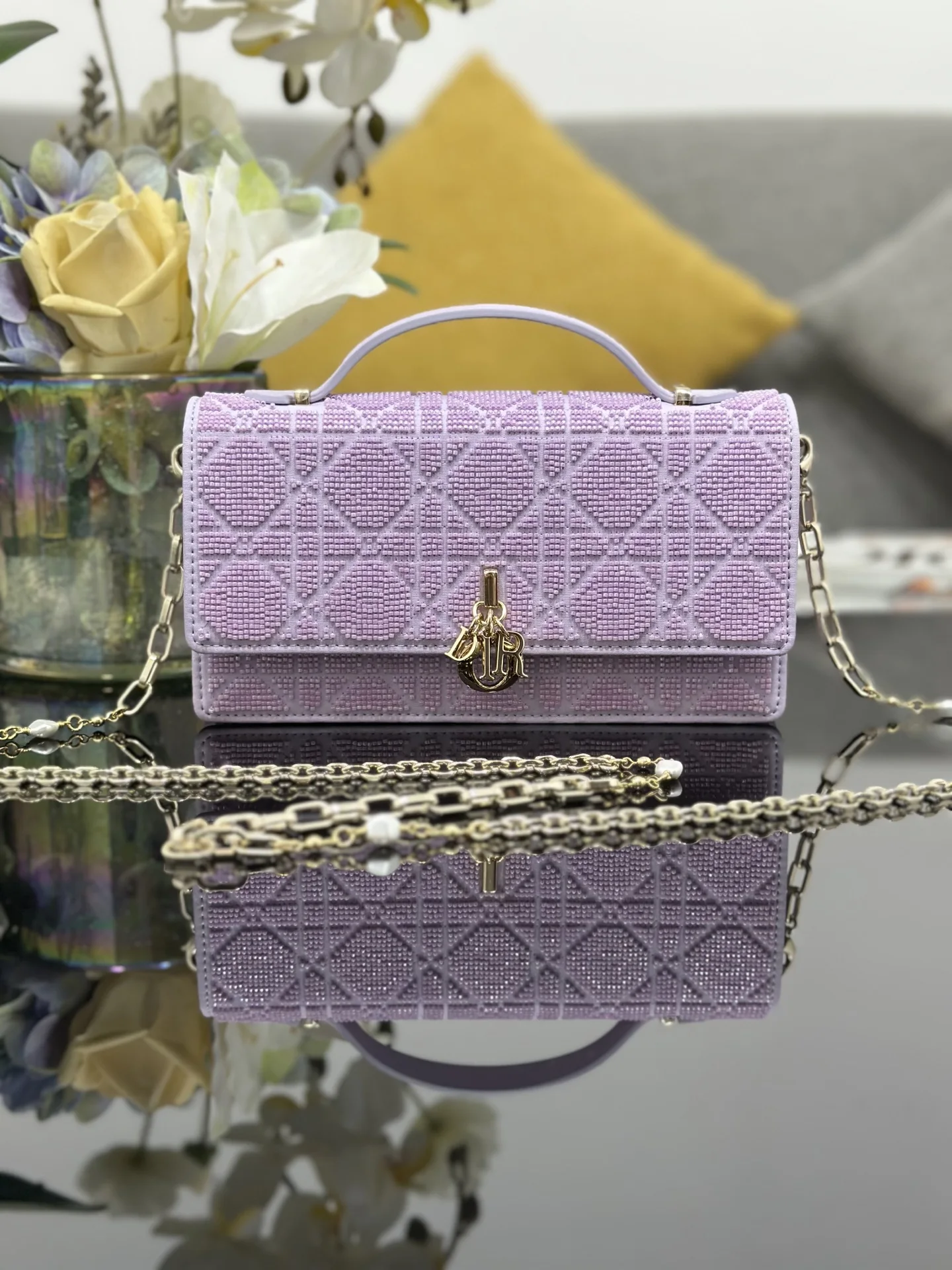 Dior M0997 Embroidered Beaded Chain Bag Women s Crossbody Bag Dior M0997 Embroidered Beaded Chain Bag Women s Crossbody Bag