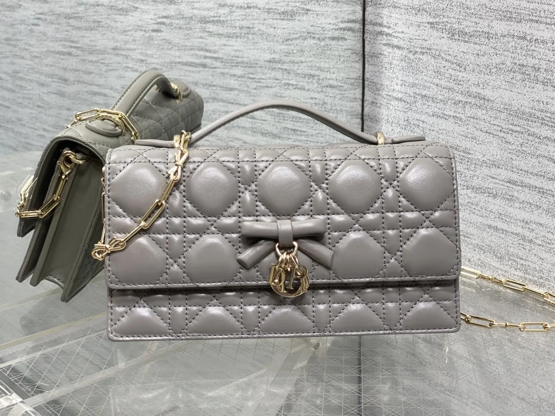 Dior Latest bowknot pearl chain clutch bag women s crossbody bag Dior Latest bowknot pearl chain clutch bag women s crossbody bag