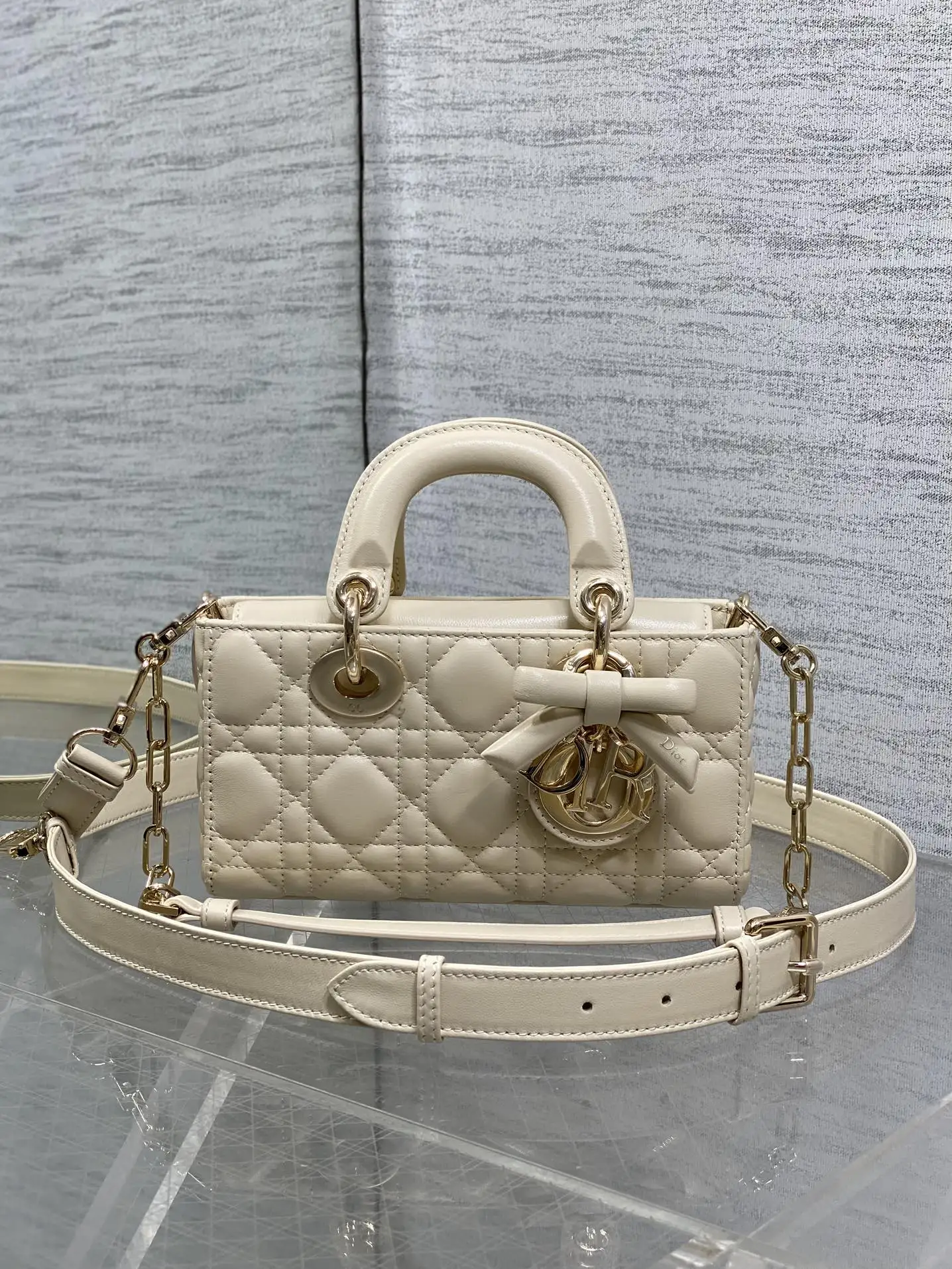 Dior Latest bowknot hardware handbag women s crossbody bag Dior Latest bowknot hardware handbag women s crossbody bag