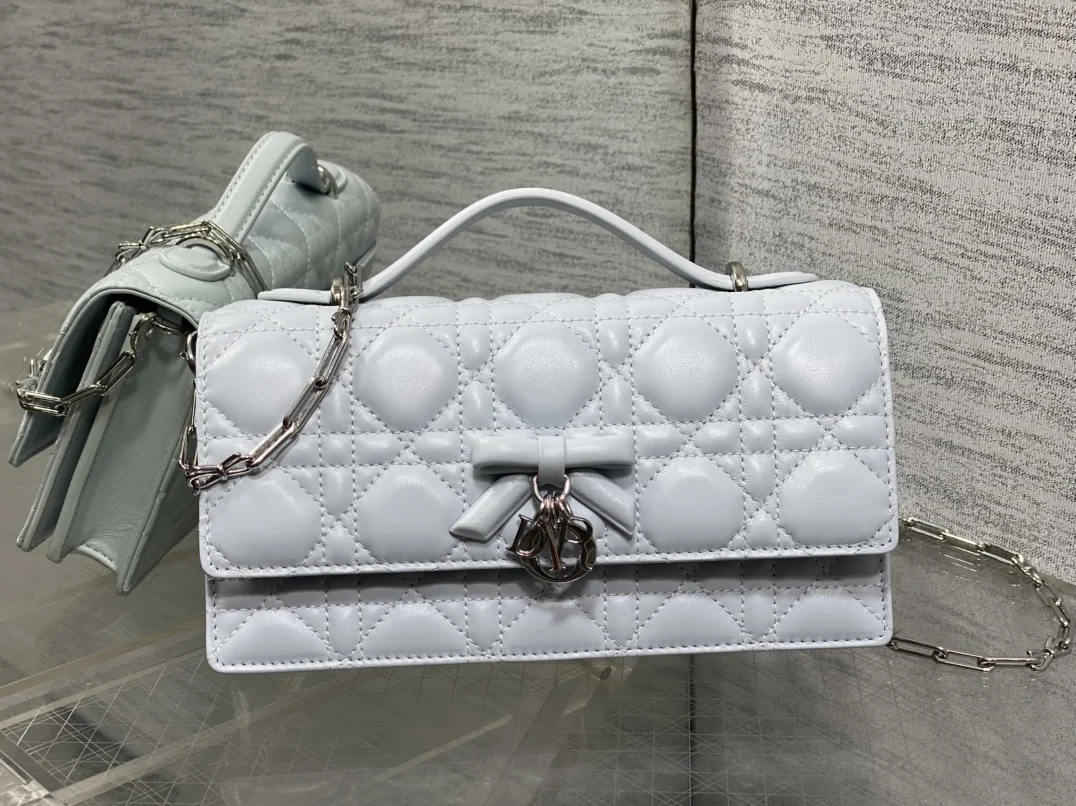 Dior Latest bowknot pearl chain clutch bag women s crossbody bag Dior Latest bowknot pearl chain clutch bag women s crossbody bag