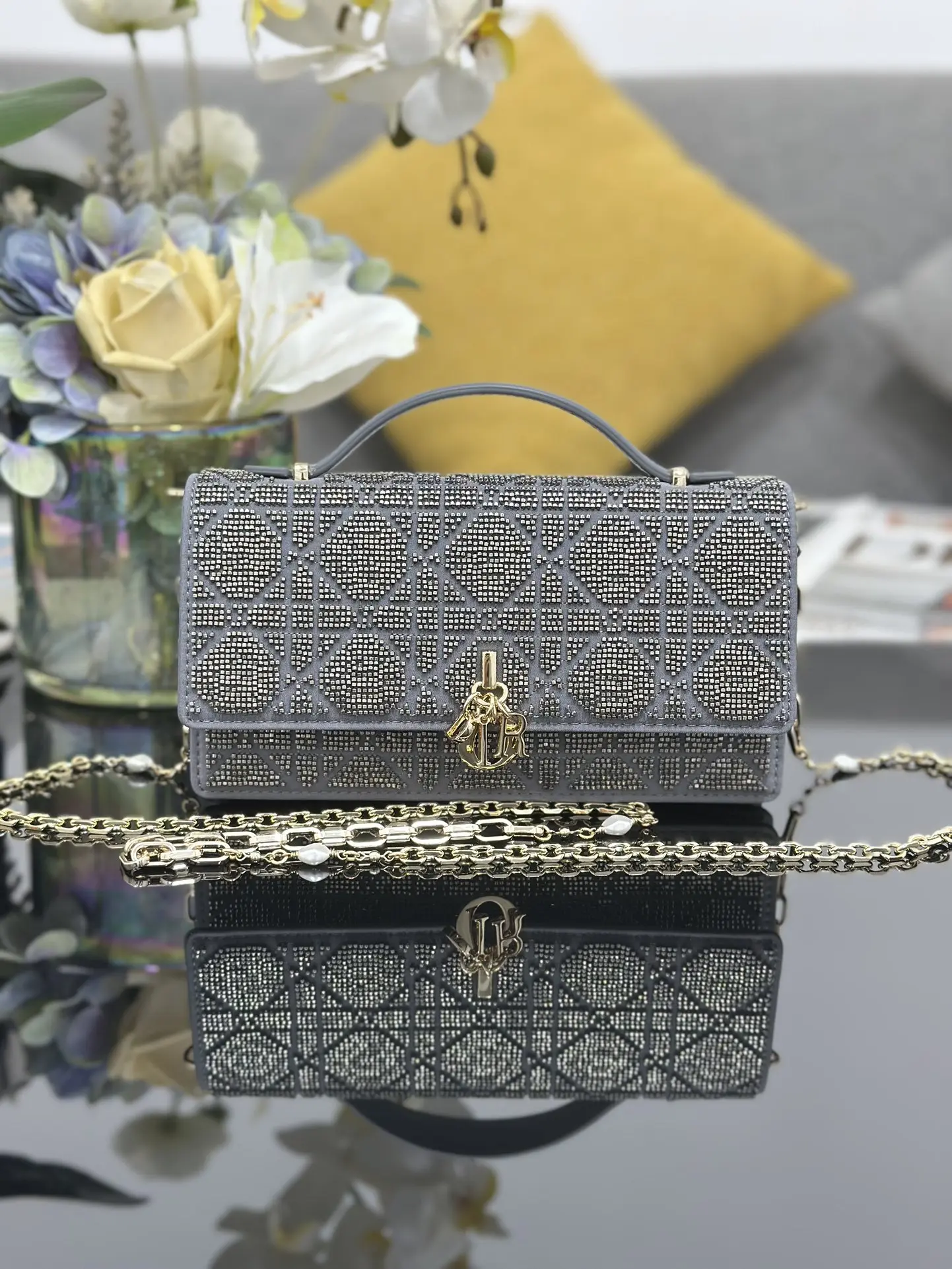 Dior M0997 Embroidered Beaded Chain Bag Women s Crossbody Bag Dior M0997 Embroidered Beaded Chain Bag Women s Crossbody Bag