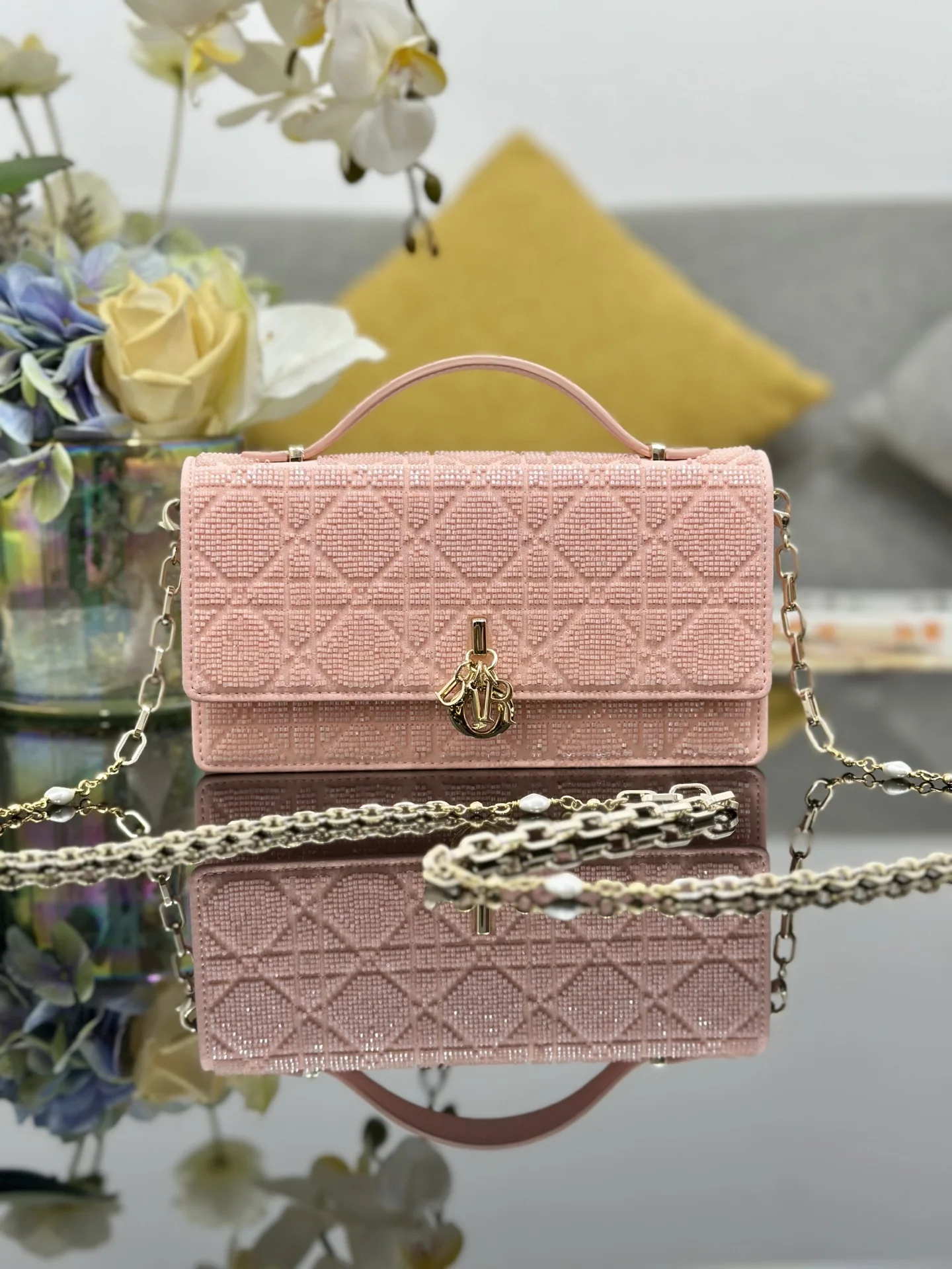 Dior M0997 Embroidered Beaded Chain Bag Women s Crossbody Bag Dior M0997 Embroidered Beaded Chain Bag Women s Crossbody Bag