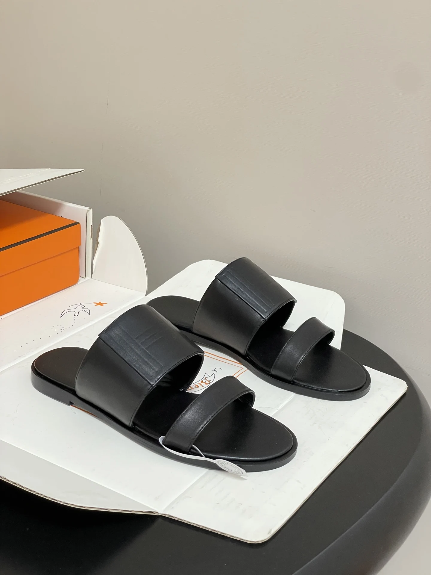 Hermes Cowhide sandals, two-strap flat slippers, women s slippers. Hermes Cowhide sandals, two-strap flat slippers, women s slippers.