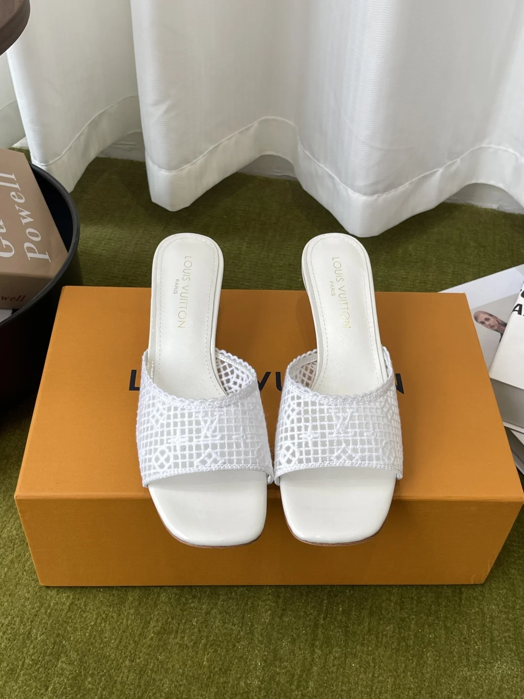 LV 绣花布 小猫跟 凉拖鞋 女士凉拖鞋 LV 绣花布 小猫跟 凉拖鞋 女士凉拖鞋