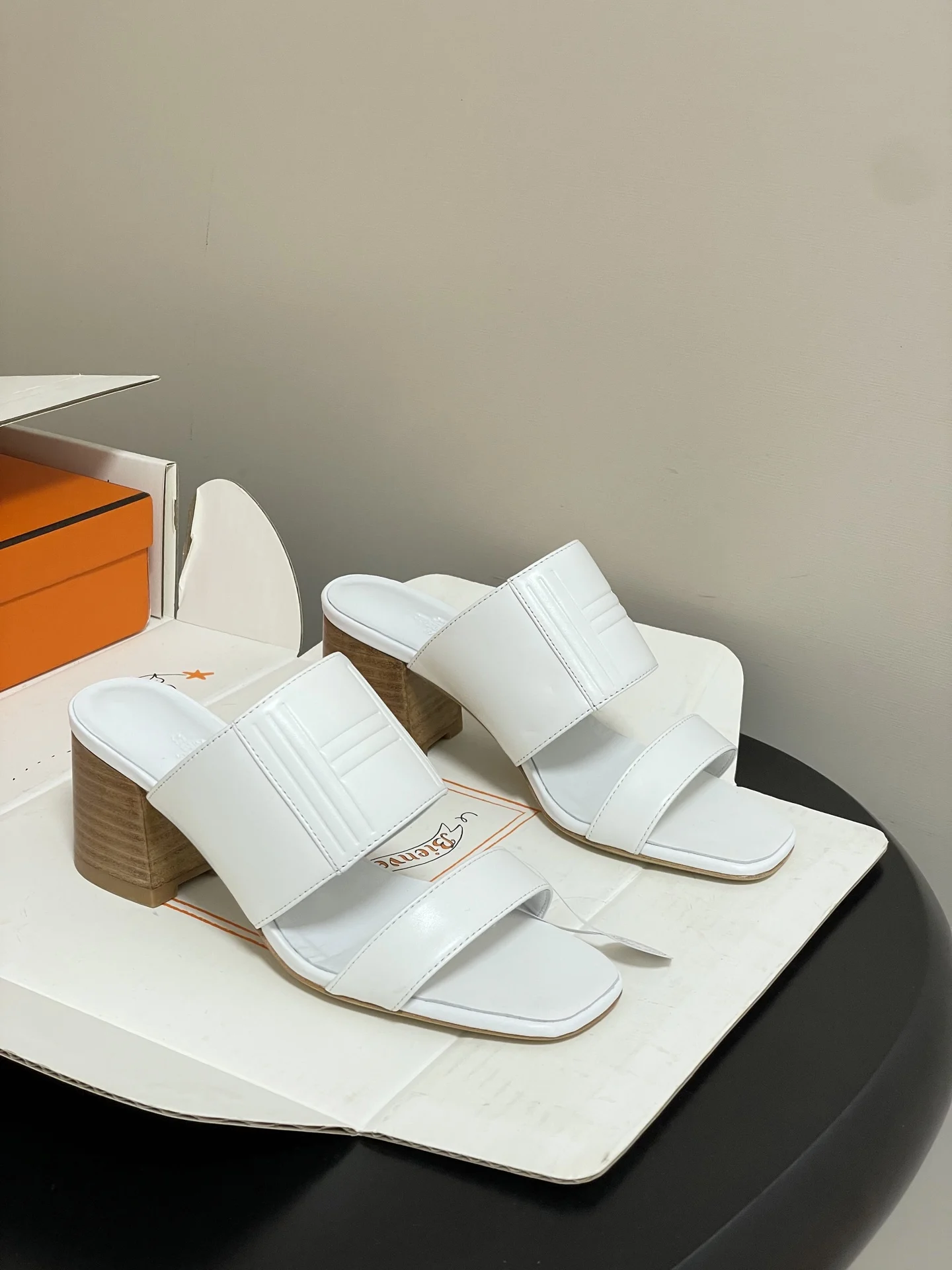 Hermes Cowhide sandals, two-strap flat slippers, women s slippers. Hermes Cowhide sandals, two-strap flat slippers, women s slippers.