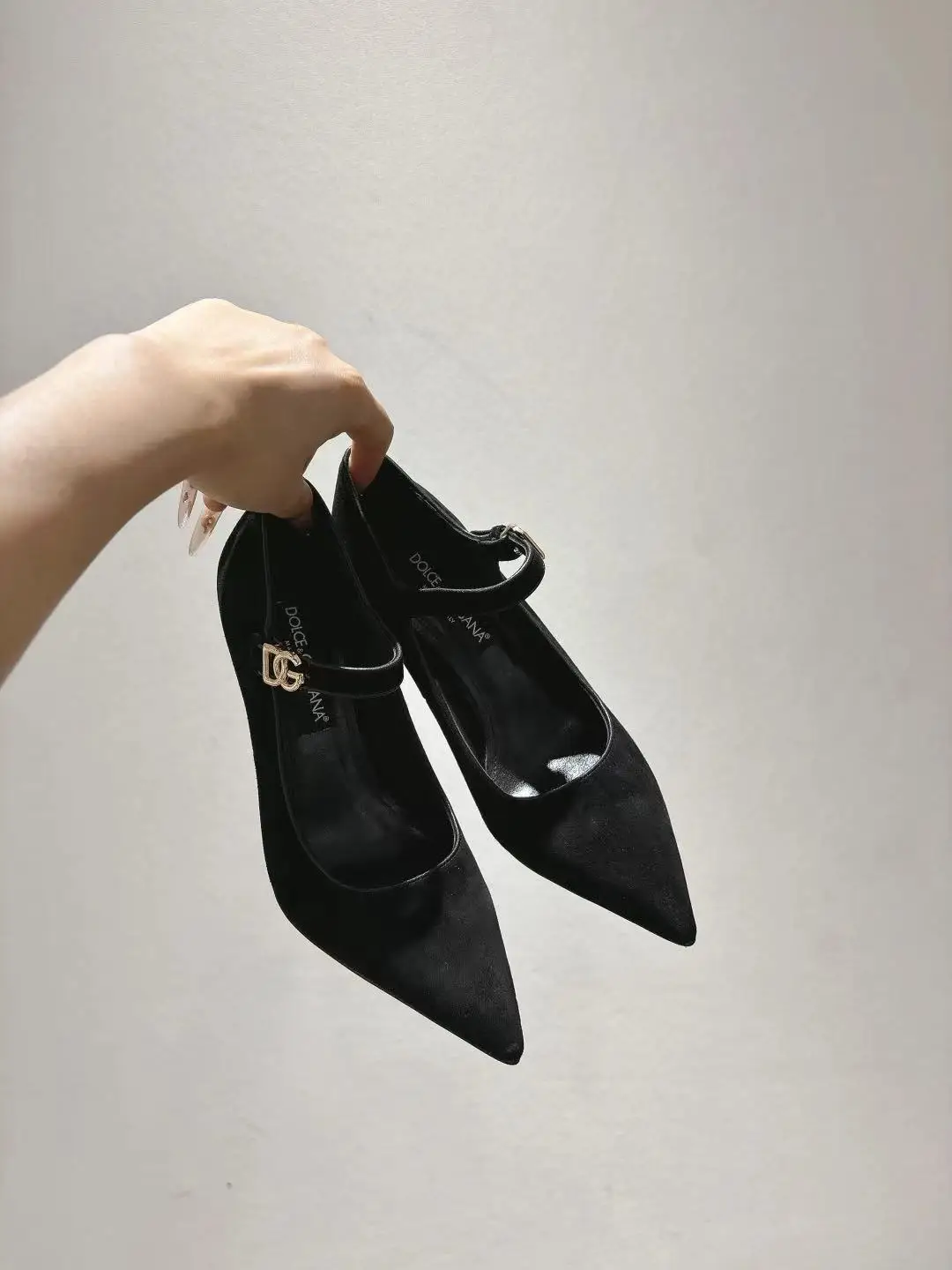 Dolce Gabbana Genuine leather outsole sheepskin upper high heels women s pointed toe high heels Dolce Gabbana Genuine leather outsole sheepskin upper high heels women s pointed toe high heels