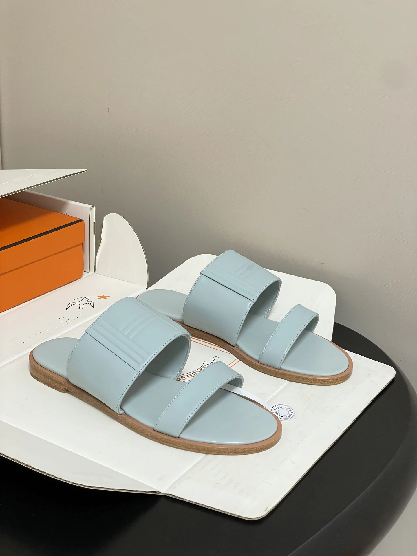 Hermes Cowhide sandals, two-strap flat slippers, women s slippers. Hermes Cowhide sandals, two-strap flat slippers, women s slippers.