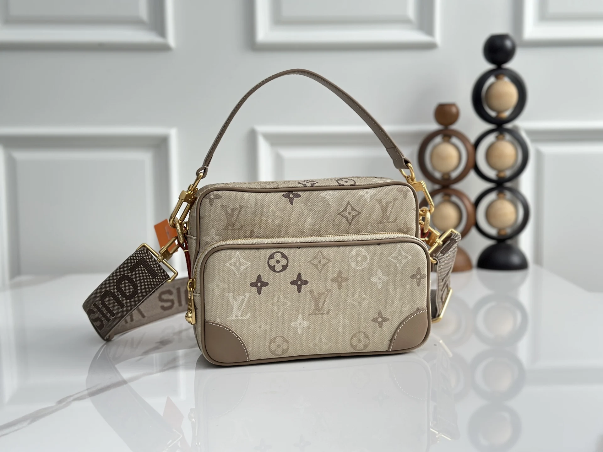 Louis Vuitton M29273 Apricot Gradient Messenger Bag Men s Crossbody Bag Louis Vuitton M29273 Apricot Gradient Messenger Bag Men s Crossbody Bag