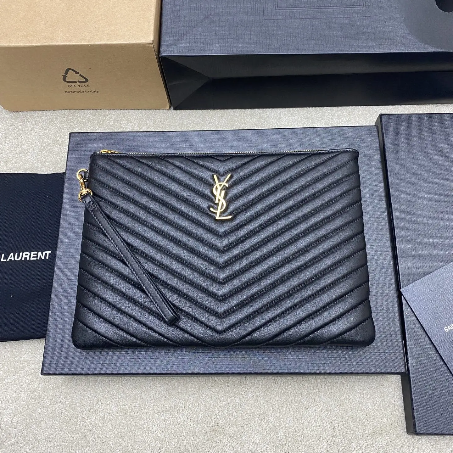 SAINT LAURENT 559193 New Cowhide Zipper Clutch Men s Clutch Bag SAINT LAURENT 559193 New Cowhide Zipper Clutch Men s Clutch Bag