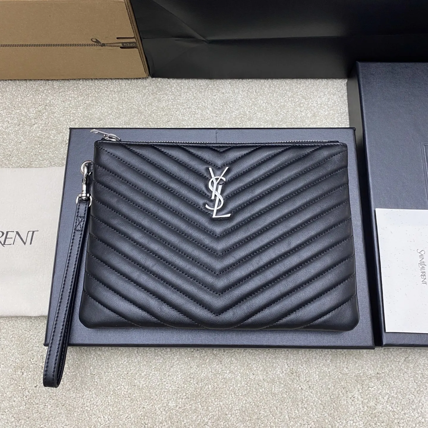 SAINT LAURENT 379039 New Cowhide Zipper Clutch Men s Clutch Bag SAINT LAURENT 379039 New Cowhide Zipper Clutch Men s Clutch Bag