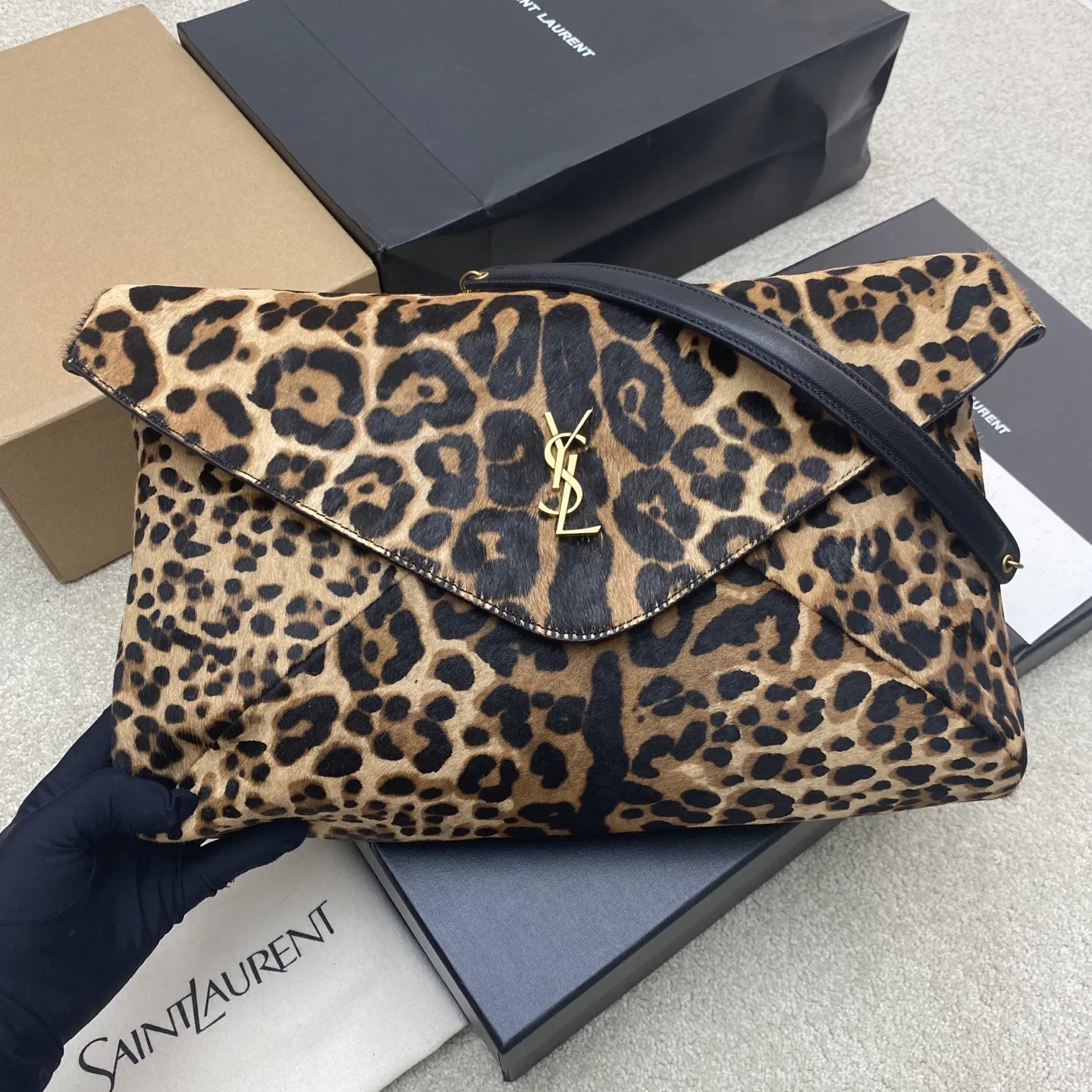 SAINT LAURENT 841702 Extra Large Envelope Bag Women s Crossbody Bag SAINT LAURENT 841702 Extra Large Envelope Bag Women s Crossbody Bag