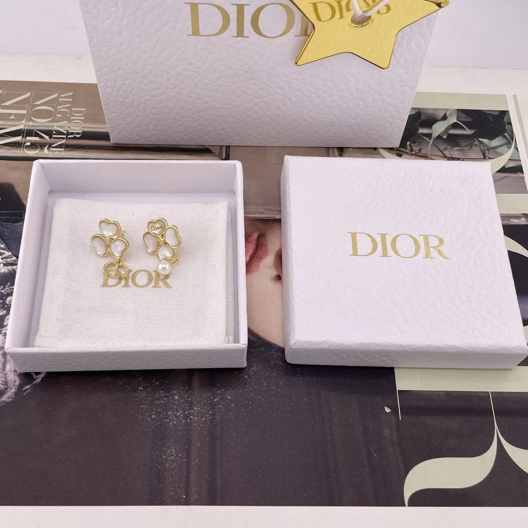 Dior 216837 White Shell Four-Leaf Clover CD Stud Earrings Dior 216837 White Shell Four-Leaf Clover CD Stud Earrings