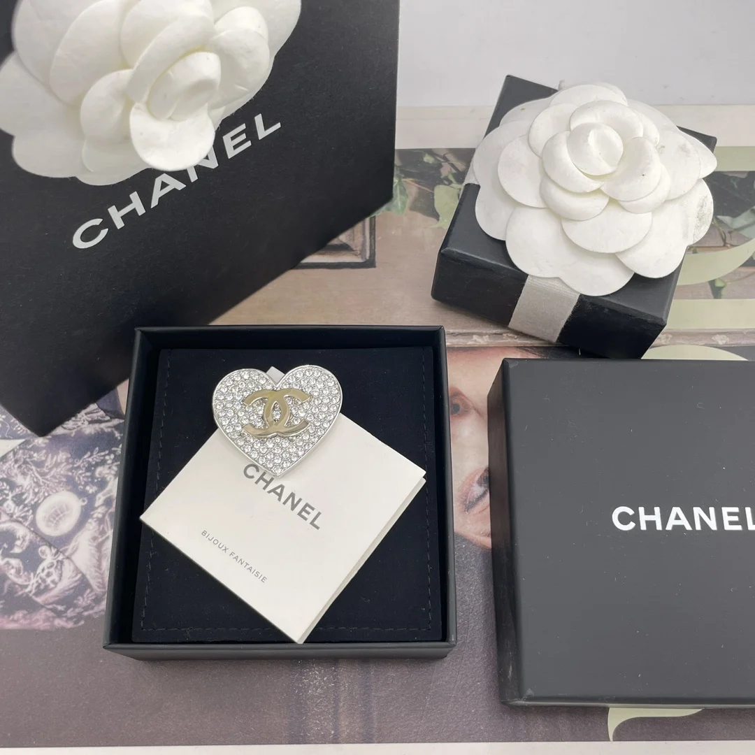 Chanel 216824 Fragrant Diamond Heart Gold C Brooch Brooch Chanel 216824 Fragrant Diamond Heart Gold C Brooch Brooch