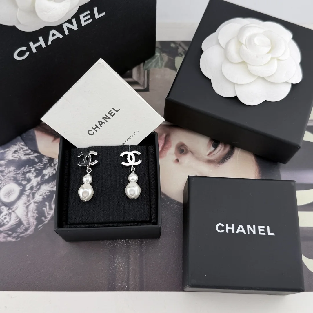 Chanel 216882 Silver C-shaped irregular bead earrings Chanel 216882 Silver C-shaped irregular bead earrings