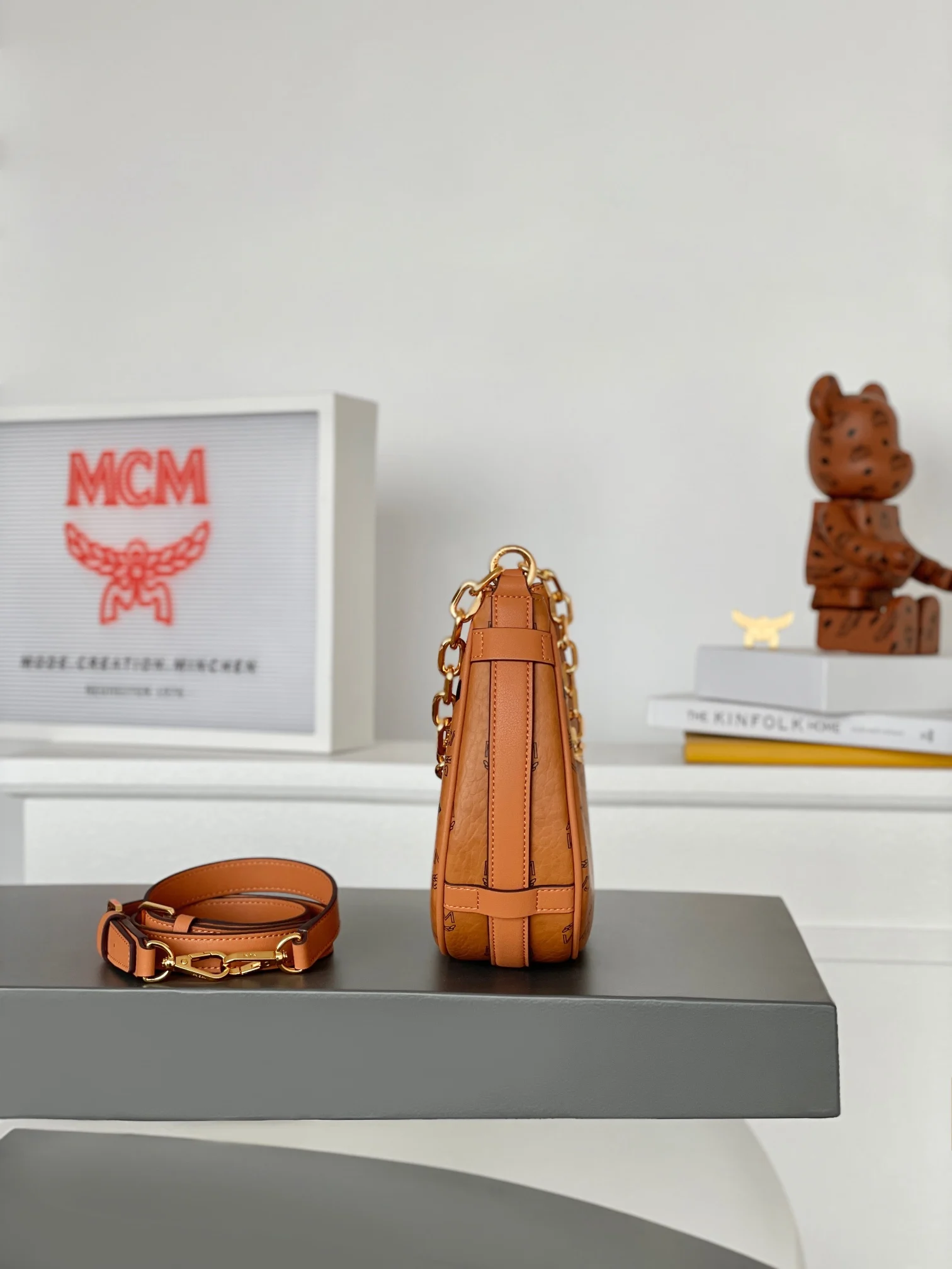 MCM MWHCATA11CO001 小号半月包腋下斜挎包 女士斜挎包 MCM MWHCATA11CO001 小号半月包腋下斜挎包 女士斜挎包