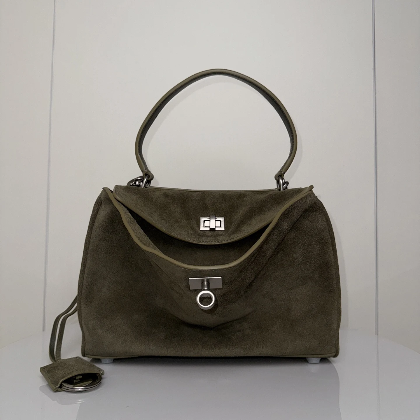 Balenciaga 188055 Suede Oversized Bag Women s Shoulder Bag Balenciaga 188055 Suede Oversized Bag Women s Shoulder Bag