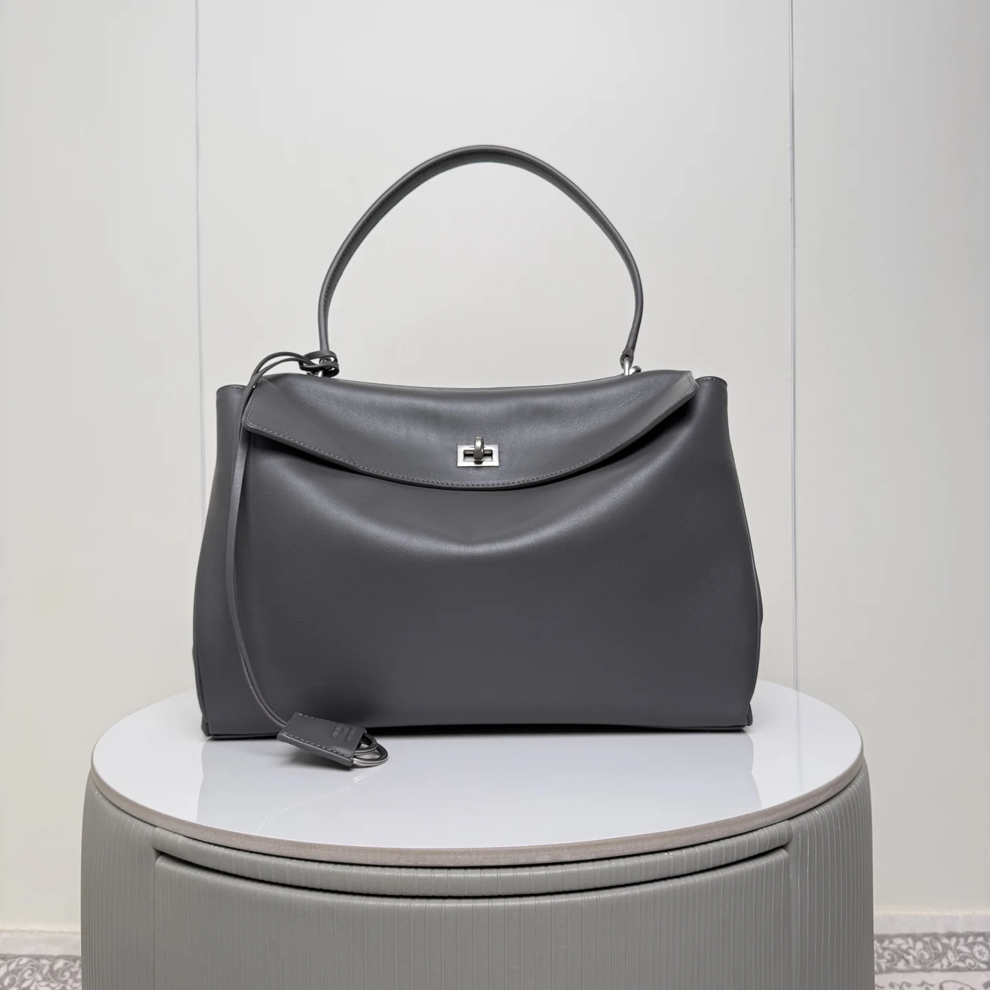 Balenciaga 188007 oil wax leather oversized bag women s crossbody bag Balenciaga 188007 oil wax leather oversized bag women s crossbody bag