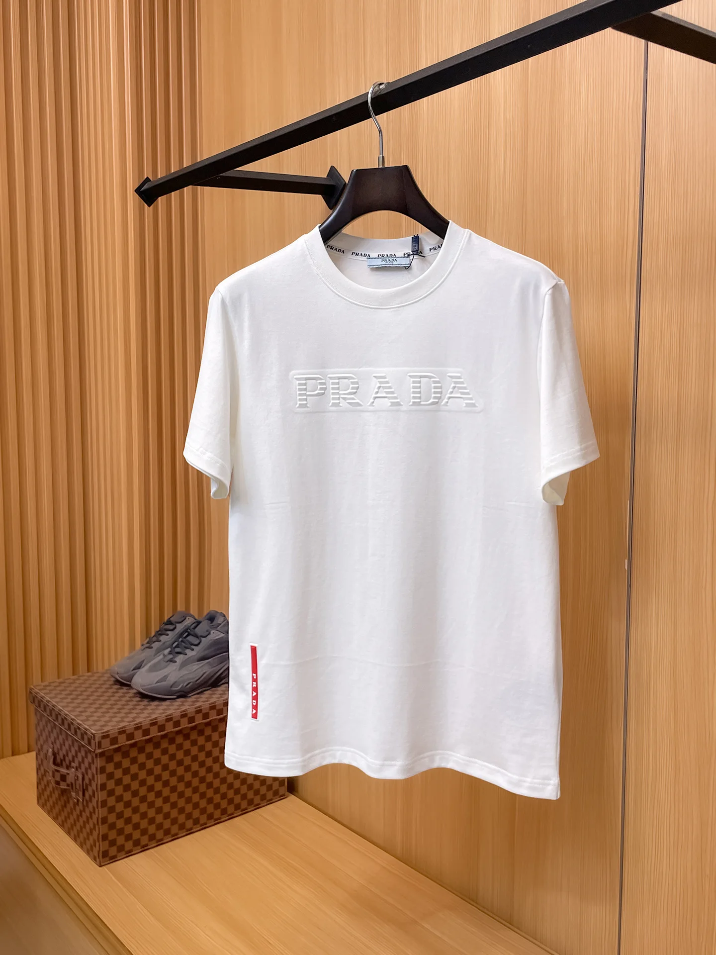 Prada New Short Sleeve Round Neck T-Shirt Men s T-Shirt Prada New Short Sleeve Round Neck T-Shirt Men s T-Shirt