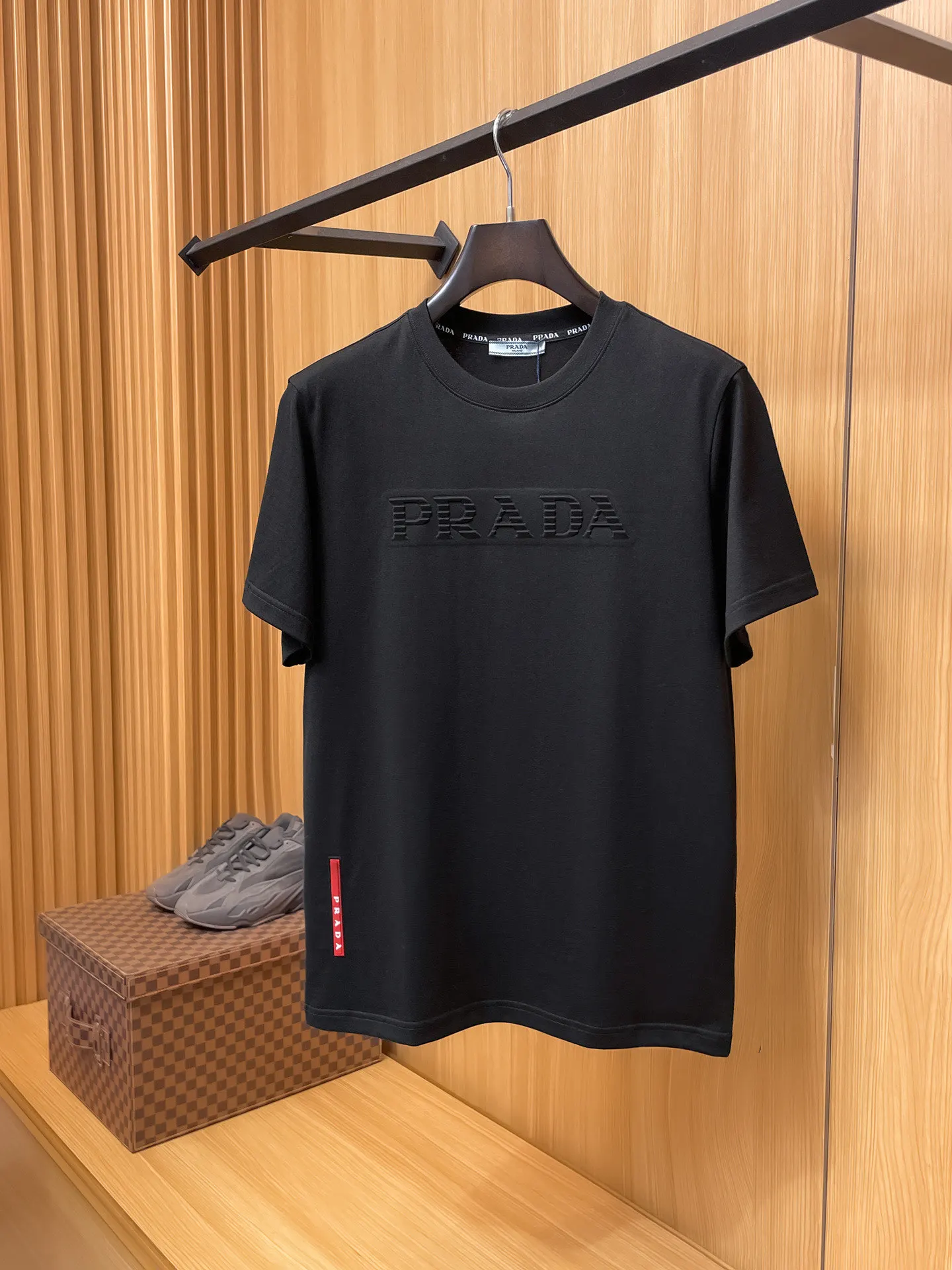 Prada New Short Sleeve Round Neck T-Shirt Men s T-Shirt Prada New Short Sleeve Round Neck T-Shirt Men s T-Shirt