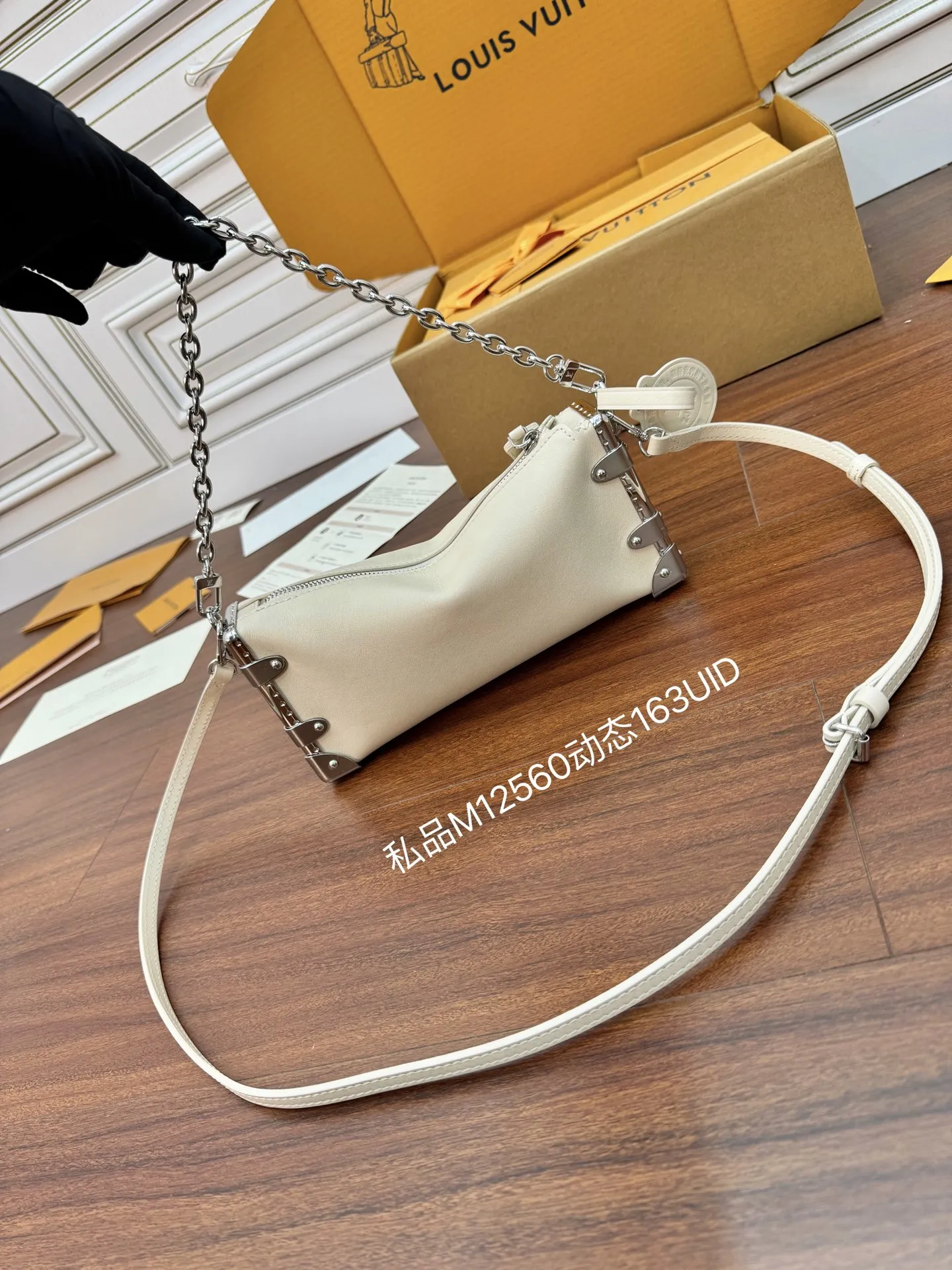 LV M12560 意大利A级真皮手袋 女士斜挎包 LV M12560 意大利A级真皮手袋 女士斜挎包