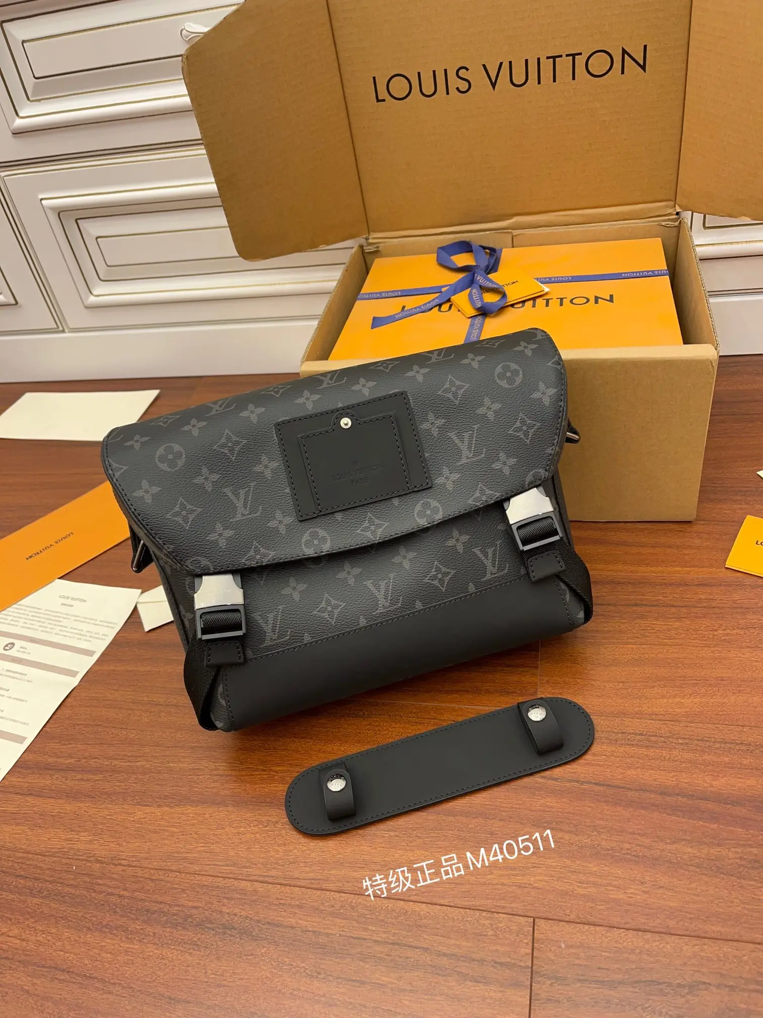 LV M40511 进口菱形面料礼品袋 男士斜挎包