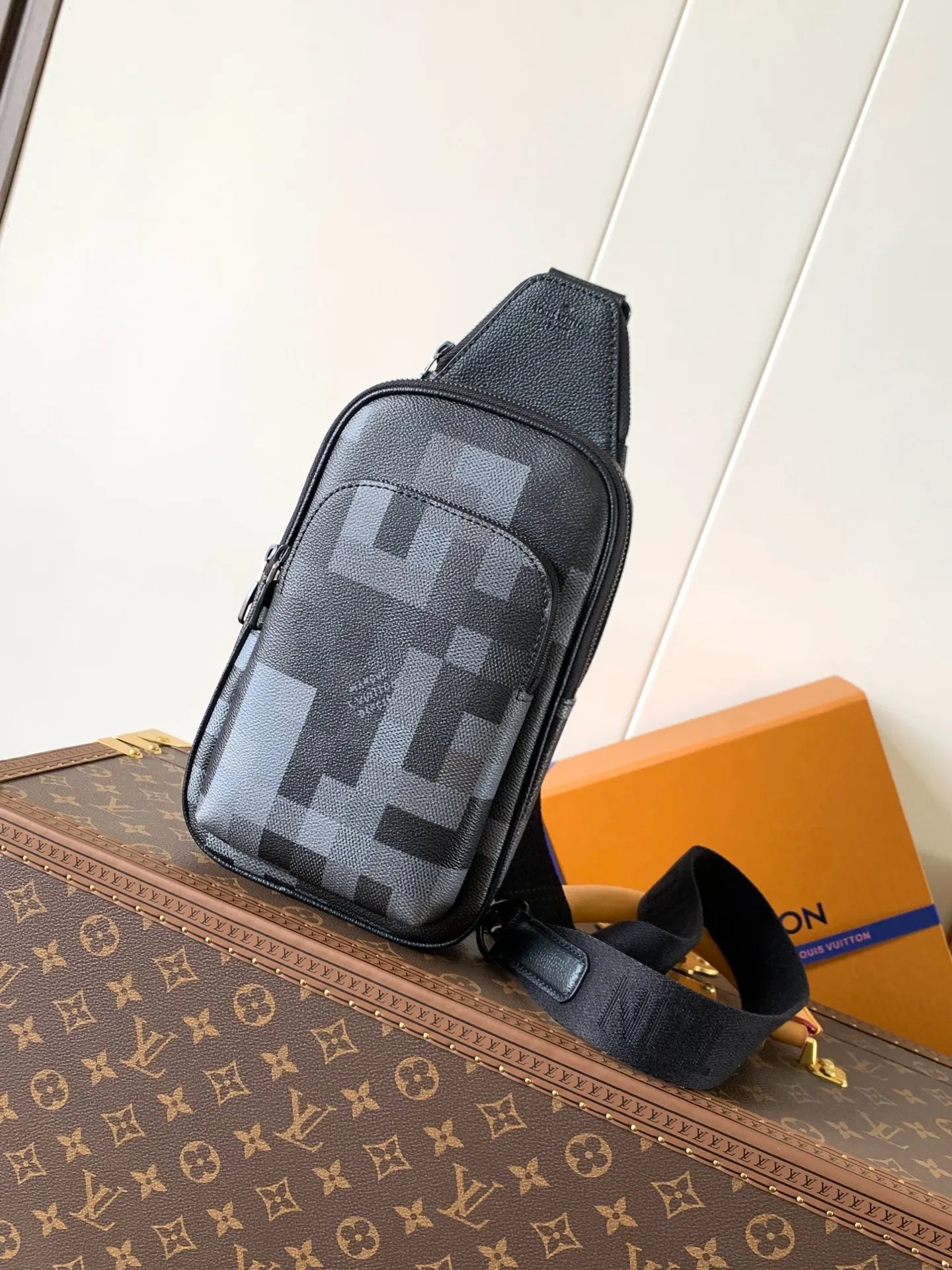 LV M14953 黑色涂层帆布胸包 LV M14953 黑色涂层帆布胸包