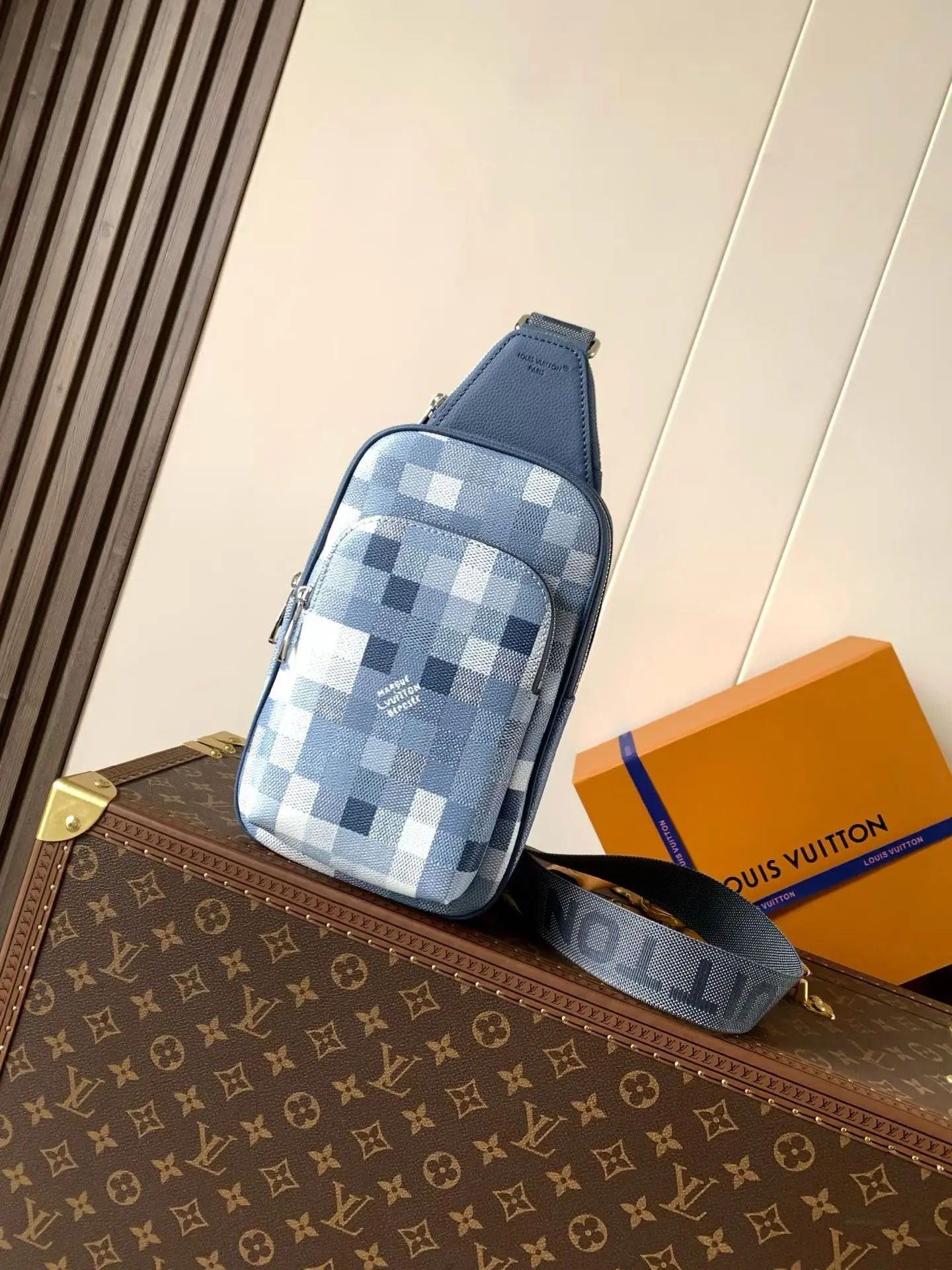 LV M28589 黑色涂层帆布胸包 LV M28589 黑色涂层帆布胸包