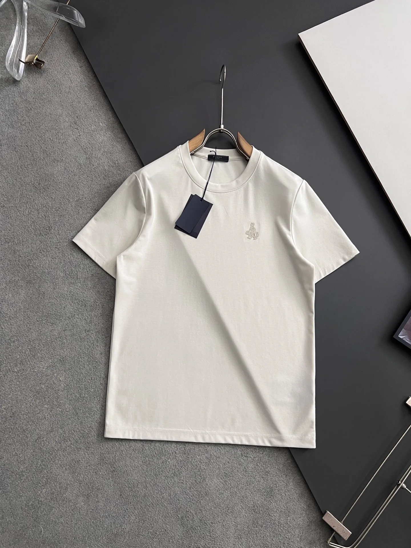 Prada Double-strand mercerized imported milk silk T-shirt Prada Double-strand mercerized imported milk silk T-shirt
