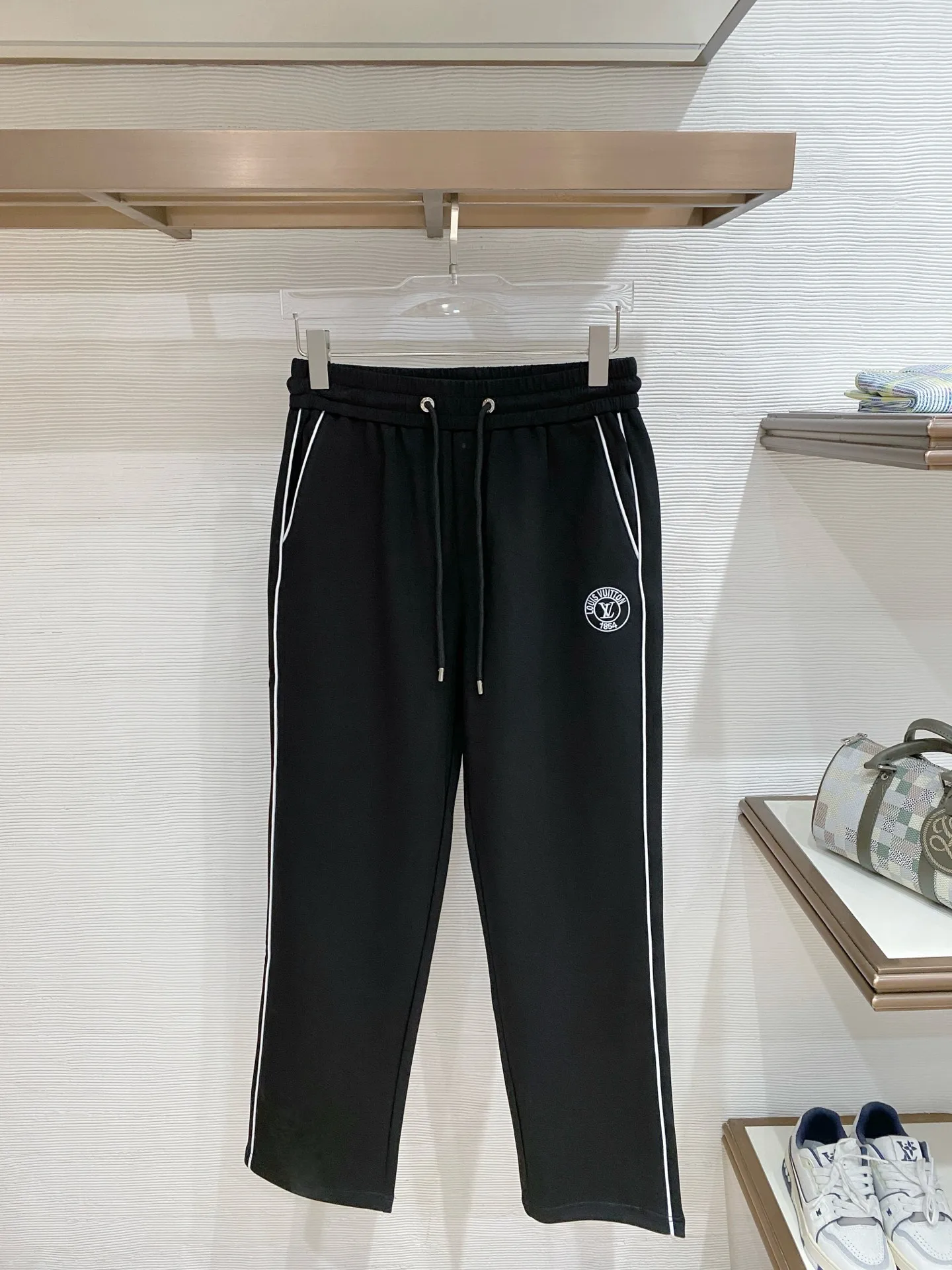 Louis Vuitton Men s Nameplate Fashion Drawstring Cuffed Casual Long Pants Louis Vuitton Men s Nameplate Fashion Drawstring Cuffed Casual Long Pants