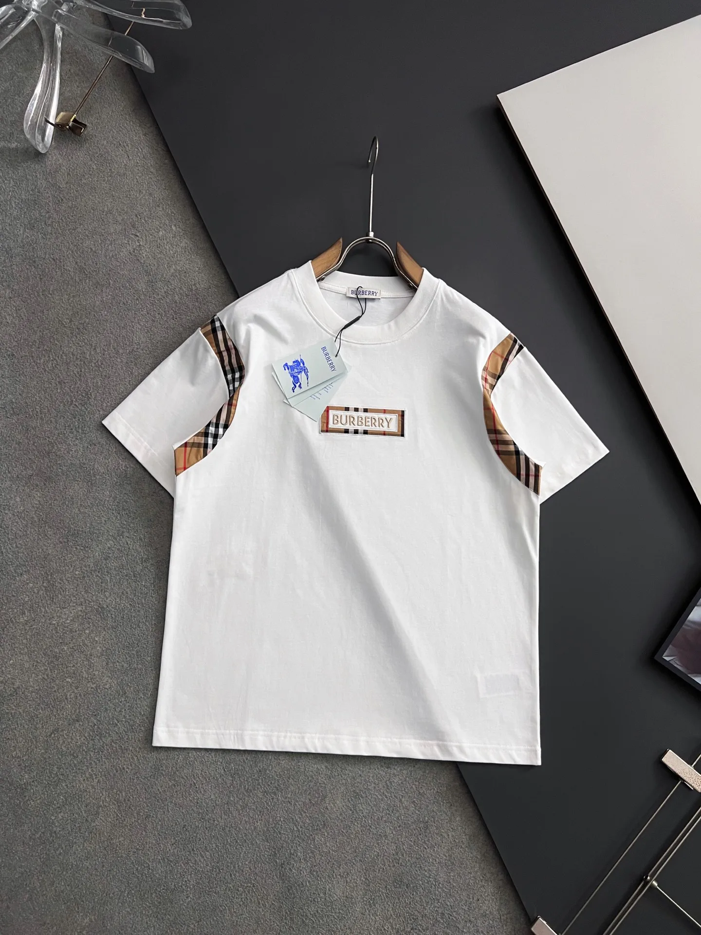 Burberry European and American drop shoulder loose series short sleeves Burberry European and American drop shoulder loose series short sleeves