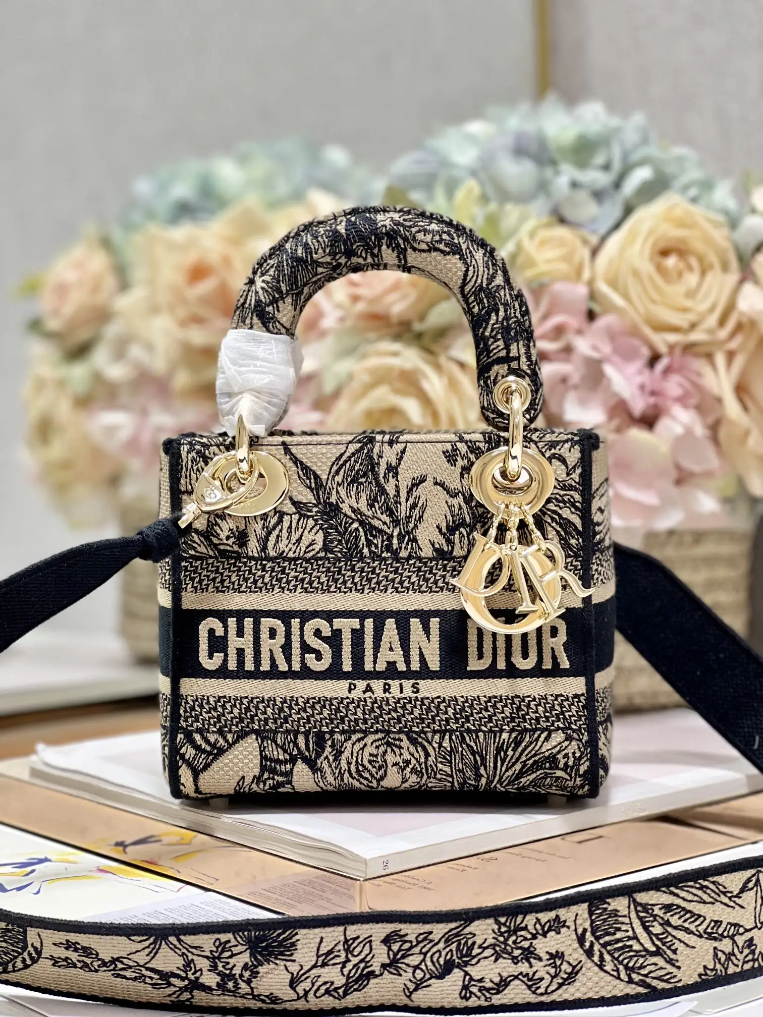 Dior 9028 Paris Three-Grid Embroidered Lady Di Bag Women s Crossbody Bag Dior 9028 Paris Three-Grid Embroidered Lady Di Bag Women s Crossbody Bag