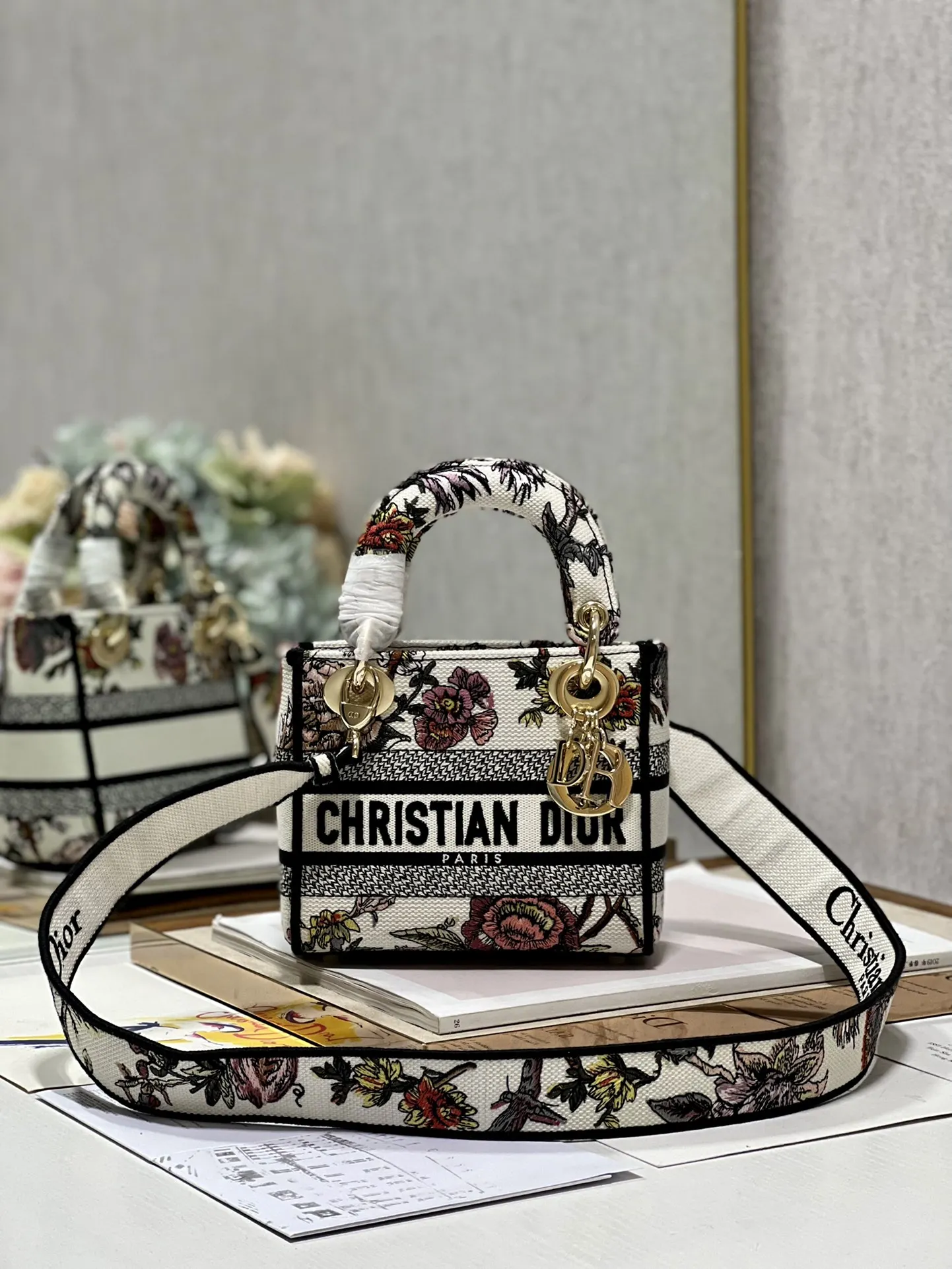 Dior 9028 Paris Three-Grid Embroidered Lady Di Bag Women s Crossbody Bag Dior 9028 Paris Three-Grid Embroidered Lady Di Bag Women s Crossbody Bag