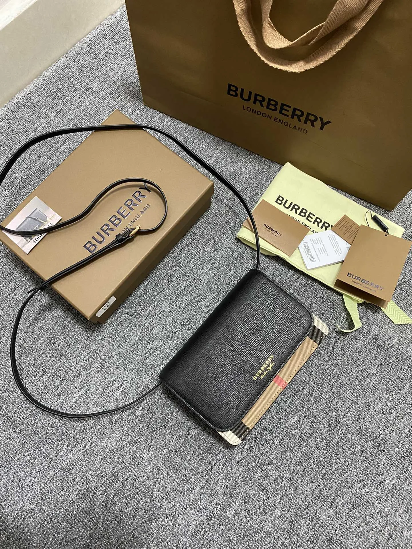 Burberry 1441 Dual-use Small Shoulder Bag Women s Crossbody Bag Burberry 1441 Dual-use Small Shoulder Bag Women s Crossbody Bag
