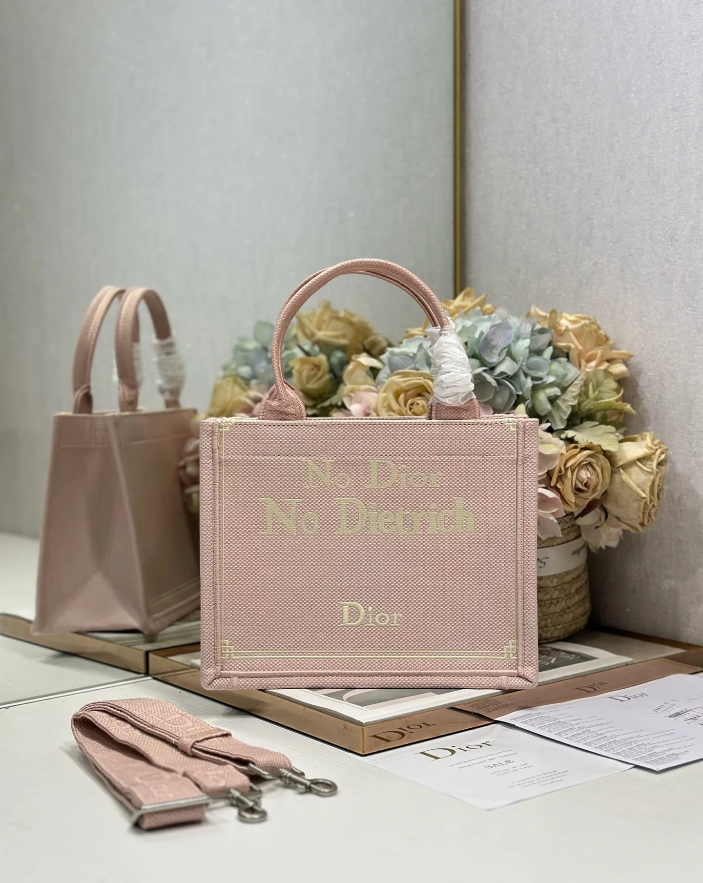 Dior 1265 Small Feather Mirror with Shoulder Strap Shopping Bag Women s Shoulder Bag Dior 1265 Small Feather Mirror with Shoulder Strap Shopping Bag Women s Shoulder Bag