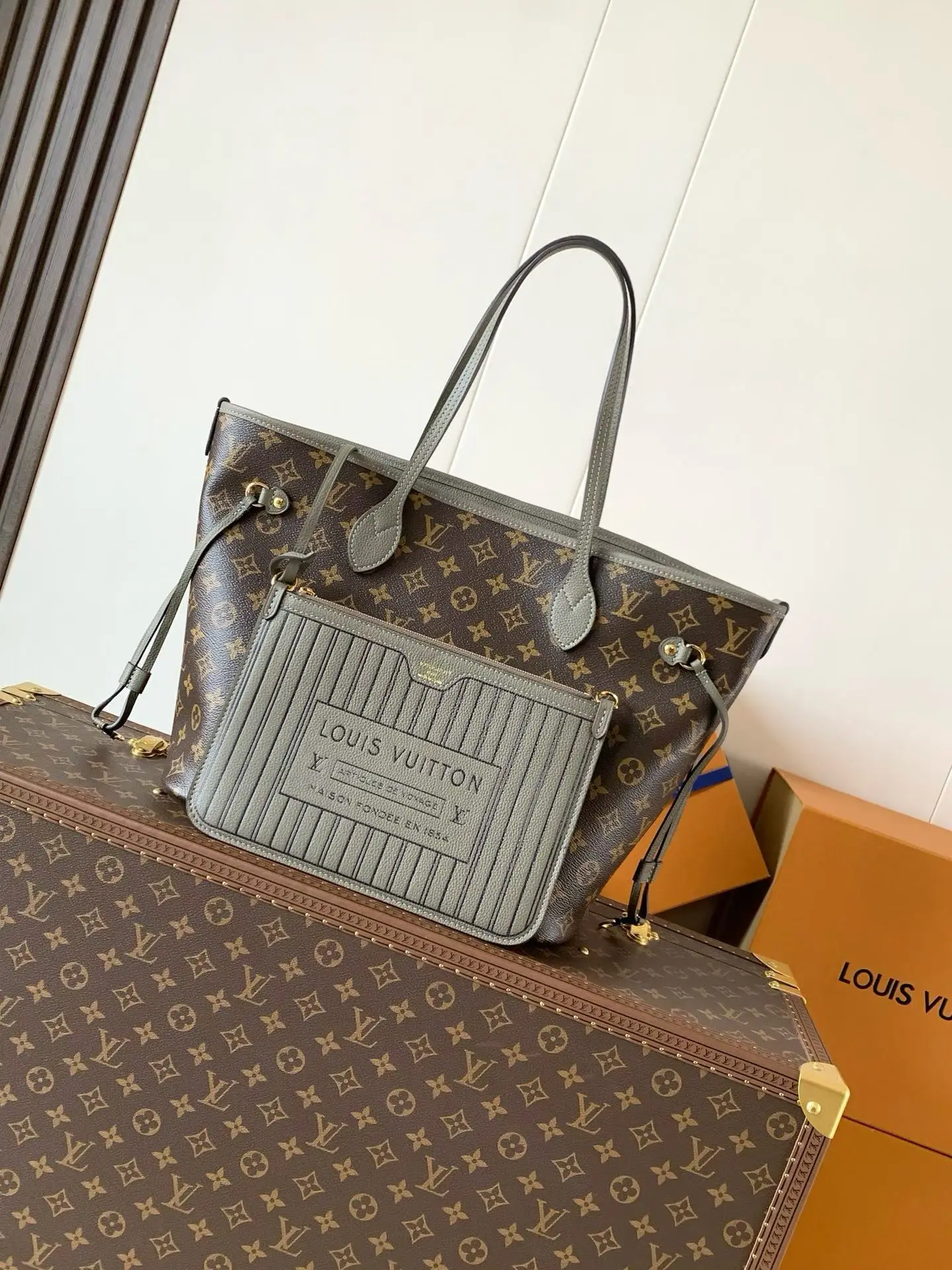 Louis Vuitton M25664 canvas grain leather handbag women s shoulder bag Louis Vuitton M25664 canvas grain leather handbag women s shoulder bag
