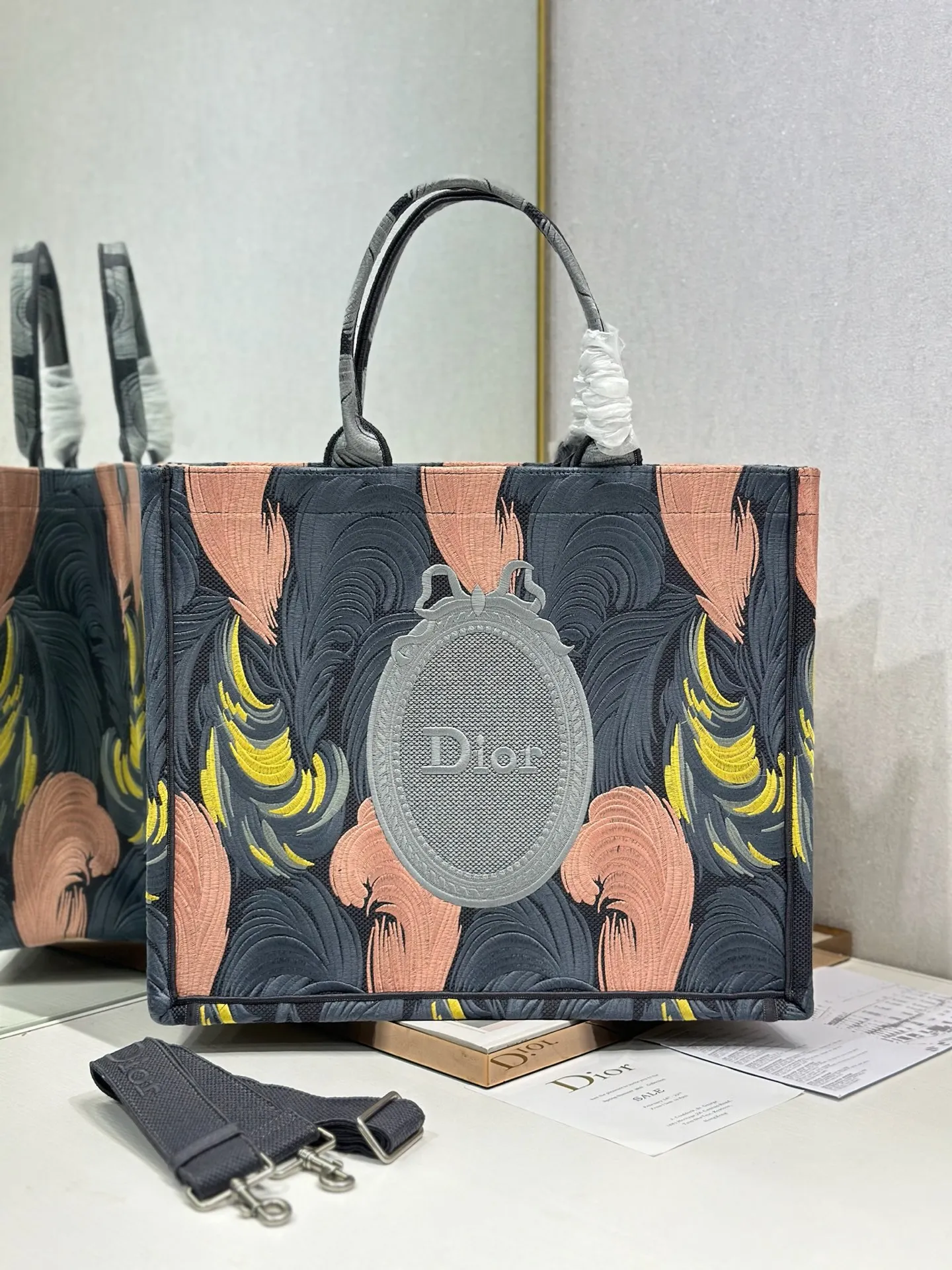 Dior 1286 Large Feather Mirror with Shoulder Strap Shopping Bag Women s Shoulder Bag Dior 1286 Large Feather Mirror with Shoulder Strap Shopping Bag Women s Shoulder Bag