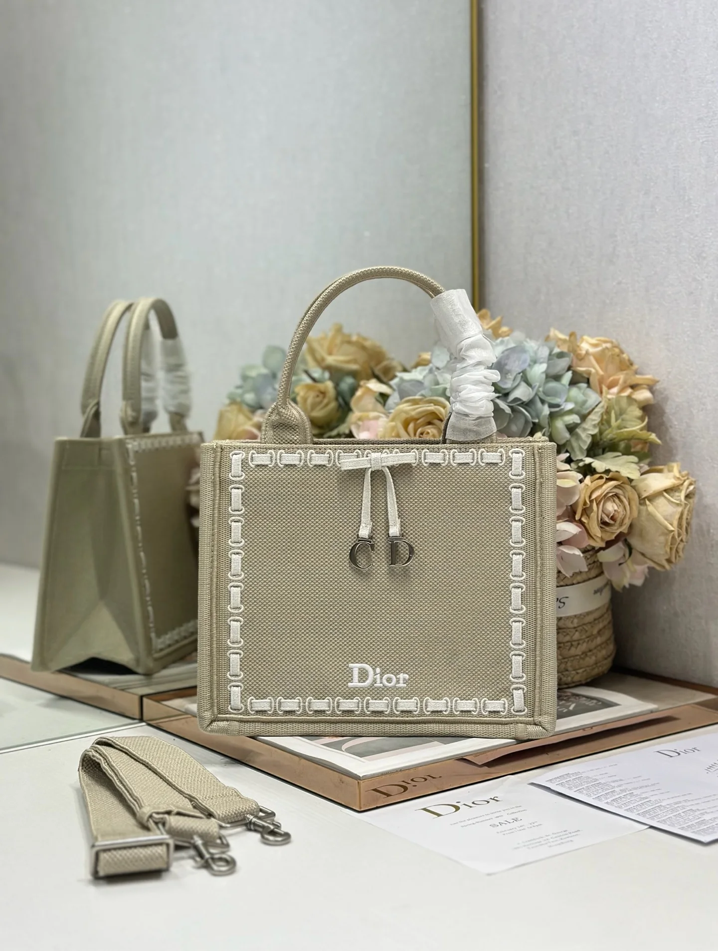 Dior :1265 Small Feather Mirror with Shoulder Strap Shopping Bag Women s Shoulder Bag Dior :1265 Small Feather Mirror with Shoulder Strap Shopping Bag Women s Shoulder Bag