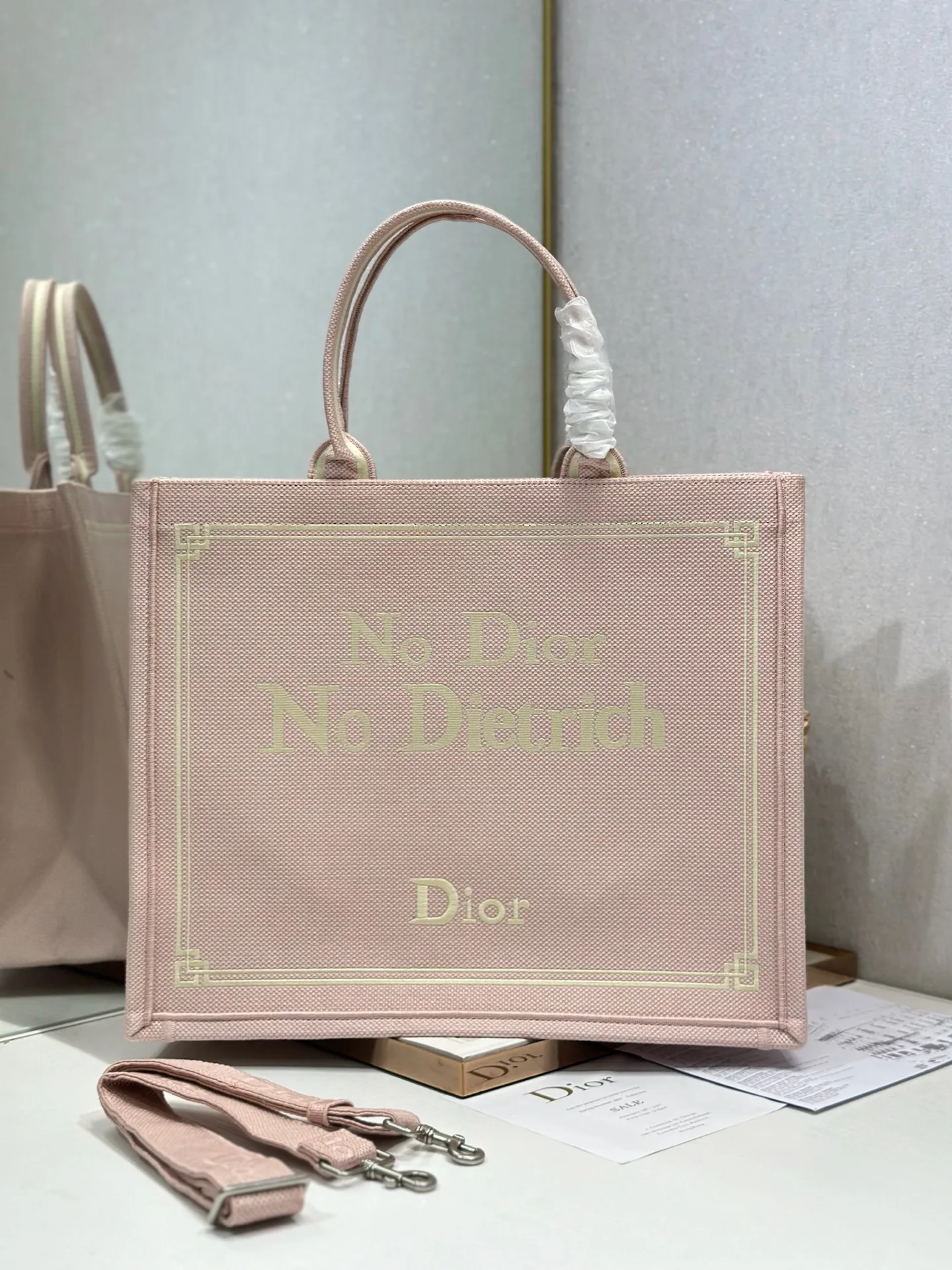 Dior 1286 Large Feather Mirror with Shoulder Strap Shopping Bag Women s Shoulder Bag Dior 1286 Large Feather Mirror with Shoulder Strap Shopping Bag Women s Shoulder Bag