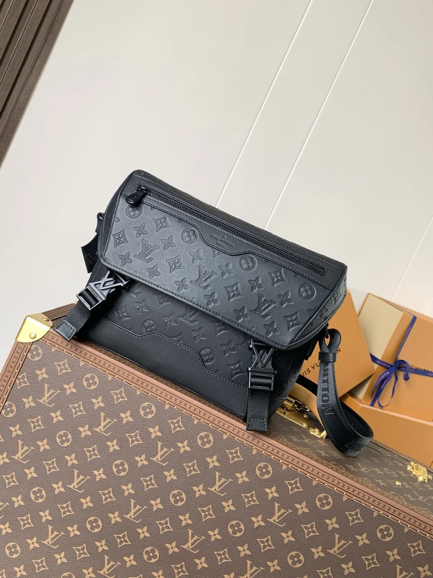 Louis Vuitton M25121 Small Messenger Bag Men s Crossbody Bag Louis Vuitton M25121 Small Messenger Bag Men s Crossbody Bag