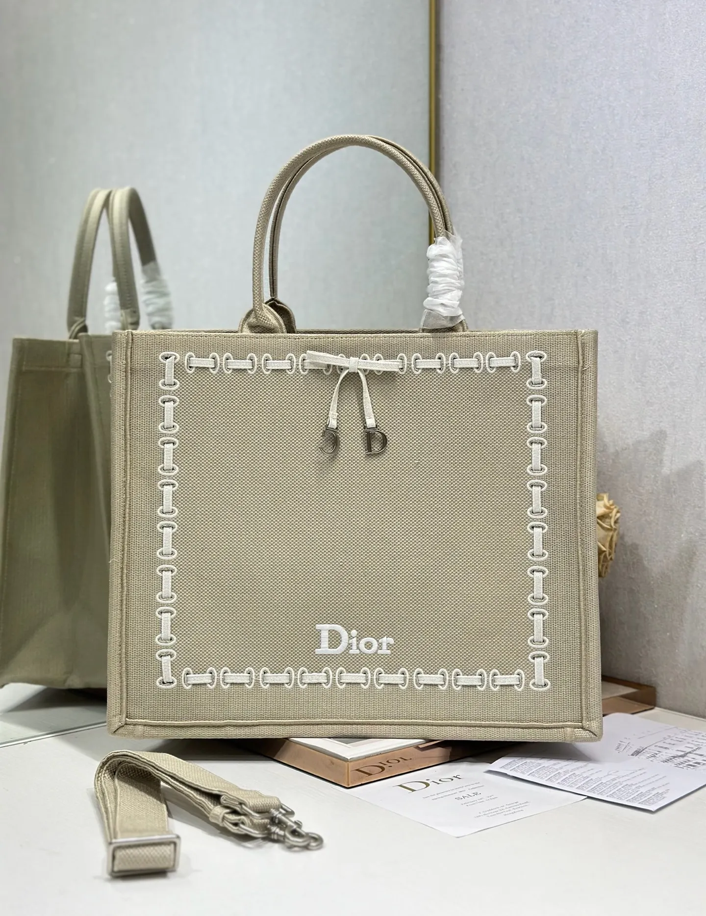 Dior 1286 Large Feather Mirror with Shoulder Strap Shopping Bag Women s Shoulder Bag Dior 1286 Large Feather Mirror with Shoulder Strap Shopping Bag Women s Shoulder Bag