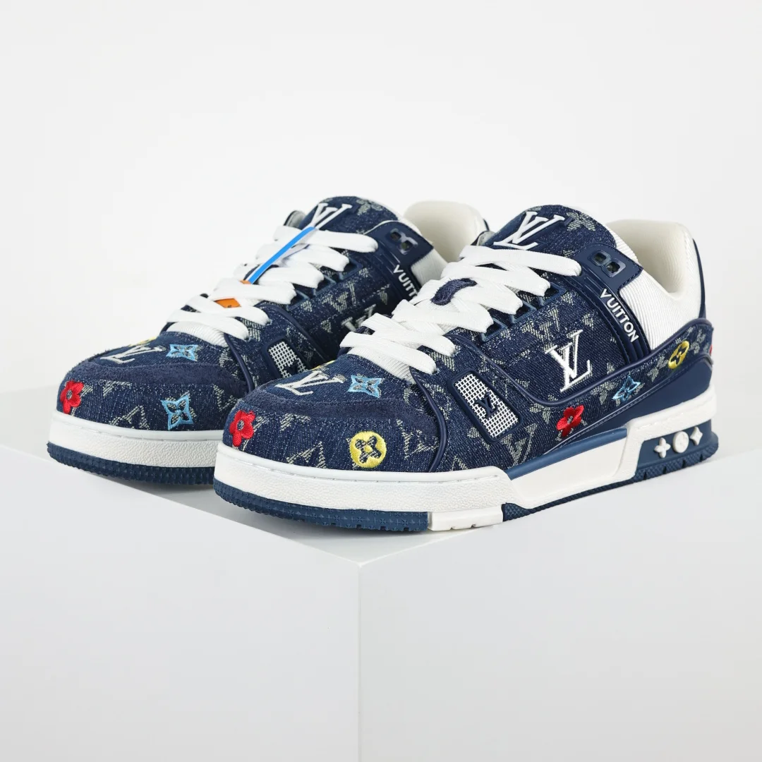 Louis Vuitton Imported plain grain calfskin sports shoes, couple s sports shoes.