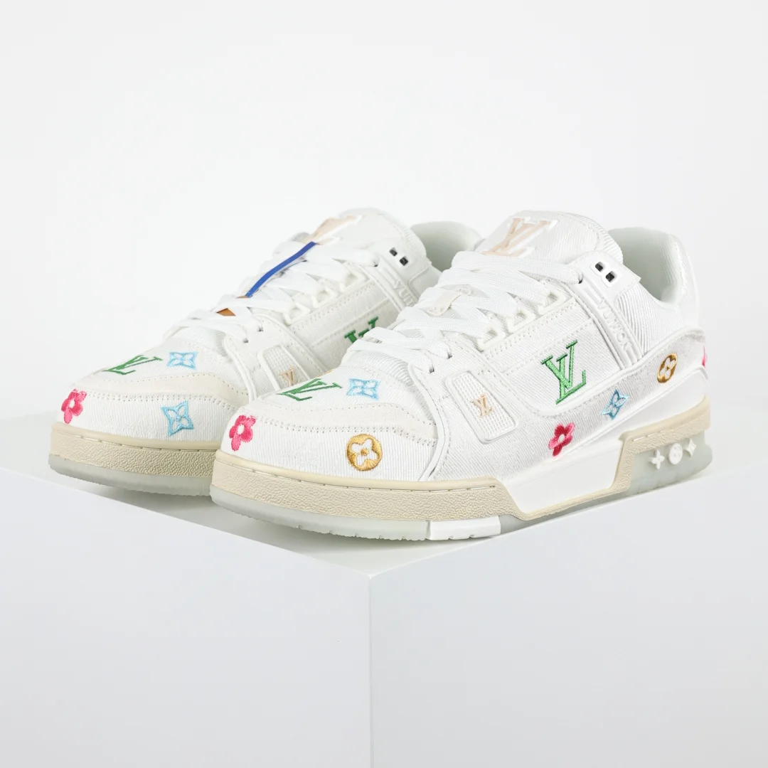 Louis Vuitton Imported plain grain calfskin sports shoes, couple s sports shoes. Louis Vuitton Imported plain grain calfskin sports shoes, couple s sports shoes.