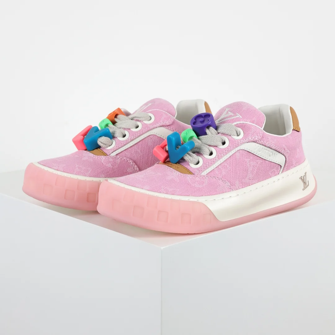 Louis Vuitton Imported plain grain calfskin sports shoes, couple s sports shoes.