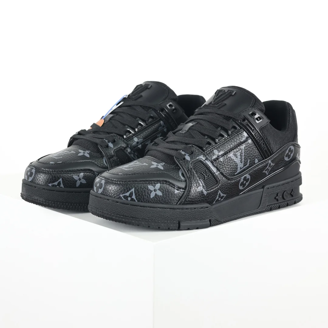Louis Vuitton Imported plain grain calfskin sports shoes, couple s sports shoes. Louis Vuitton Imported plain grain calfskin sports shoes, couple s sports shoes.